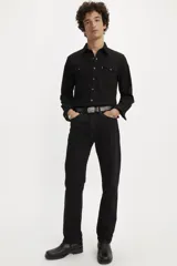 Jean Levi's 505 de hombre, color negro, de corte regular con pierna recta y tiro alto. Cuenta con bragueta de cierre y diseño de cinco bolsillos.