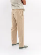 Pantalón de corte relajado, color verde militar, con cintura elástica y cordón ajustable.