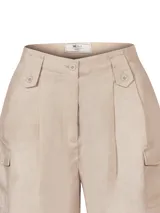 Short estilo bermuda de tiro alto confeccionado en lino orgánico. Presenta pinzas frontales, cierre con botón y bolsillos laterales tipo cargo con solapa.