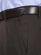 Pantalón de vestir azul marino, de corte recto, con bolsillos laterales y traseros. Se ajusta a la cintura con cinturón de cuero marrón.