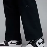 Pantalón negro tejido woven Jordan Essentials, corte estándar con cierre de cremallera.