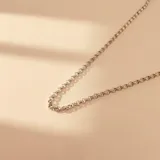 Cadena de eslabones tipo rolo fabricada en plata 925, con acabado pulido brillante.