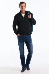 Sweater de punto color azul marino con cuello alto y cierre frontal parcial de un cuarto. Presenta puños y ruedo acanalados y el logo de la marca bordado en el pecho.