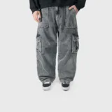 Pantalón cargo de denim estilo baggy, color gris oscuro con efecto acid wash, corte holgado y múltiples bolsillos con detalles deshilachados.