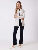 Cárdigan de punto marca Sioni, color beige con estampado floral en tonos azules. Presenta escote redondo a la base, cierre frontal con un botón metálico y mangas largas de corte recto.