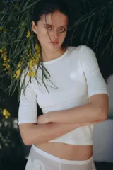 Remera en punto pointelle de algodón suave, de manga corta con escote redondo ribeteado en picot y bajo recto.