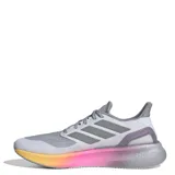 Championes de running Adidas Pureboost 5, con exterior de malla técnica en color gris claro y detalles en gris oscuro. Presenta una mediasuela Light Boost con un degradado de colores que va del fucsia al naranja, ofreciendo amortiguación y retorno de energía.