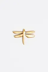 Caravanas tipo botón con forma de libélula, confeccionadas en latón con acabado dorado.