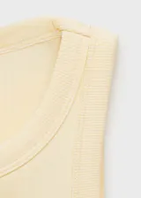 Musculosa de canalé color amarillo claro, con cuello redondo y diseño entallado al cuerpo.