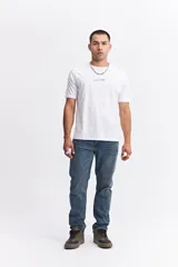 Jean de hombre color azul, de corte regular y tiro medio. Confeccionado en algodón con spandex para mayor comodidad.