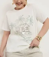 Remera de algodón color blanco, manga corta y cuello redondo, con un estampado lineal de una cabaña tropical rodeada de palmeras y la frase "Summer feeling". Algunas partes del estampado tienen lentejuelas transparentes.
