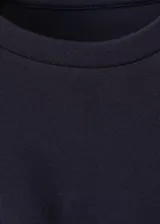 Vestido corto negro de manga corta y cuello redondo, con detalle de lazo cruzado en la cintura.