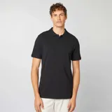 Remera polo negra de piqué de algodón, con cuello clásico y tapeta de dos botones.
