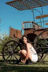 Blusa color beige con diseño calado y terminaciones en negro.