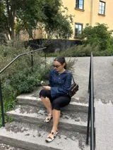 Ballerinas tipo Mary Jane confeccionadas en cuero con pelo, con estampado de manchas tipo vaca en tonos marrón y blanco. Presentan una tira ajustable sobre el empeine con hebilla metálica y suela plana.