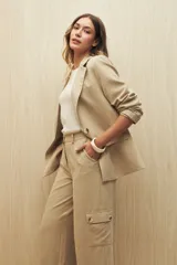 Pantalón de tiro alto color ladrillo, de corte ancho y con cinturón de la misma tela.