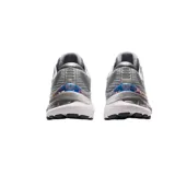 Championes de running Asics modelo Gel-Kayano 28 Platinum, color gris claro con detalles iridiscentes en el logo y el talón. Presentan tecnología FF Blast en la entresuela y sistema de amortiguación Gel.