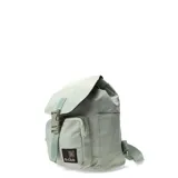 Mochila urbana de diseño compacto en color beige, con solapa frontal y cierre de hebilla. Cuenta con un bolsillo externo con cierre y parche con logo de la marca N+Club.