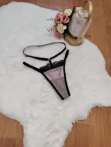 Tanga de microtul color tostado con detalles de encaje negro en la parte superior y tiras elásticas ajustables.