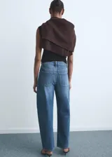 Pantalón de jean estilo barrel con diseño balloon, tiro alto y cinco bolsillos. Cuenta con cierre frontal de cremallera y botón, y trabillas en la cintura.
