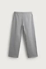 Pantalón jogger de corte regular fit y color negro, confeccionado en tejido compacto de algodón con interior de rizo. Cuenta con cintura elástica, bolsillos frontales y un bolsillo trasero de doble vivo.