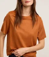 Blusa color marrón confeccionada en gamuza sintética, con cuello redondo y mangas cortas.