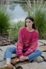 Sweater fucsia de hilado semi metálico con bordados y mangas oversized. Diseño con patrón de bordados.