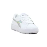Championes casuales blancos de mujer marca Diadora, modelo Rocket. Presentan un diseño de plataforma gruesa y detalles laterales iridiscentes/holográficos.