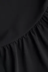 Body negro sin mangas, confeccionado en punto elástico con cuello alto y costuras fruncidas que generan un efecto drapeado en todo el diseño.