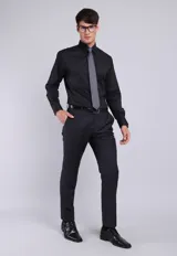 Camisa de vestir negra Arrow de manga larga, con cuello italiano y cierre frontal con botones. Ideal para atuendos formales o de oficina.