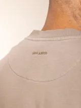 Sweater azul de cuello redondo y manga larga.