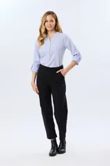 Pantalón de gabardina negro con pinzas en el bajo, de corte que se afina hacia el tobillo, tiro medio y bolsillos frontales aplicados.