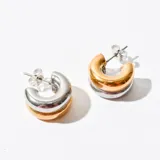 Par de aros tipo argolla gruesa, con poste y cierre de mariposa. Diseño de triple aro, con un aro dorado, uno plateado y uno dorado rosado.