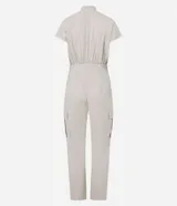 Mono largo color beige, de corte recto, con cuello en V, abotonado delantero, mangas cortas, cintura marcada, bolsillos laterales y bolsillos cargo en las piernas.