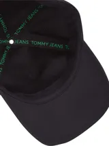Gorra de béisbol negra de Tommy Jeans con logo bordado en el frente.