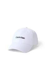 Gorra de béisbol blanca de algodón con logo de Calvin Klein bordado en negro en el frente.