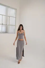 Falda larga gris de lycra con elástico en la cintura y tajos laterales.
