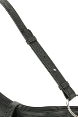 Cartera tipo bolso hobo de cuero sintético negro con textura granulada, asa de hombro ajustable y detalle de tira frontal con hebilla metálica plateada. Cierre superior con cremallera.