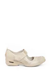 Zapato tipo guillermina de cuero en tono beige con efecto desgastado, cierre de velcro en el empeine y suela con cámara de aire integrada.