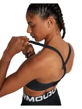 Top deportivo Under Armour Infinity Mid 2.0 color negro, de soporte medio, con almohadillas moldeadas, tirantes ajustables y paneles laterales de malla.