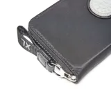 Billetera amplia de nylon y PU color negro, con cierre perimetral y herrajes metálicos plateados. Incluye compartimento principal con división central con cierre, múltiples espacios para tarjetas, compartimentos internos para billetes y monedero interno con cierre. El tiracierre tiene un detalle XL desmontable.