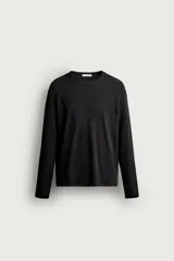 Camiseta de manga larga con cuello redondo, confeccionada en tejido con estructura de canalé y corte relajado.