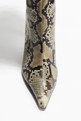 Botas de caña alta hasta la rodilla con estampado de piel de serpiente, punta fina y tacón de aguja.