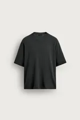 Remera boxy fit tejida en hilatura de algodón, color gris oscuro con efecto lavado, cuello redondo y manga corta.
