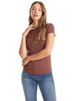 Remera de tejido acanalado con escote a la base y manga corta, confeccionada en modal con elastano.
