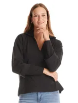 Buzo de punto suave marca Cyrus, color blanco, con cuello solapa y escote en V. Presenta diseño de hombros caídos, mangas 3/4 con puños largos de tejido rib al tono y corte holgado con tajos laterales en el ruedo.