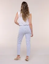 Pantalón elastizado de tiro alto estilo pull-on, marca Zac & Rachel. Modelo de corte cigarrete de silueta ajustada con diseño a rayas en color blanco y azul. Pretina ancha elastizada sin cierres ni botones, con diseño de línea limpia sin bolsillos.