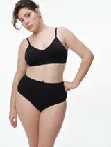 Soutien tipo bralette de microfibra seamless, con cuello en V y copas removibles. Presenta breteles ajustables y cierre en la espalda con broche de tres posiciones.