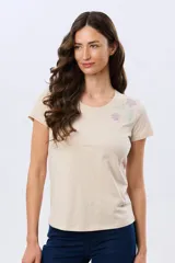 Remera blanca de manga corta y cuello redondo, confeccionada en algodón, con delicado bordado floral localizado en el hombro.