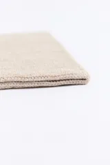 Cuello de punto doble con textura fantasía, diseño versátil y abrigado.